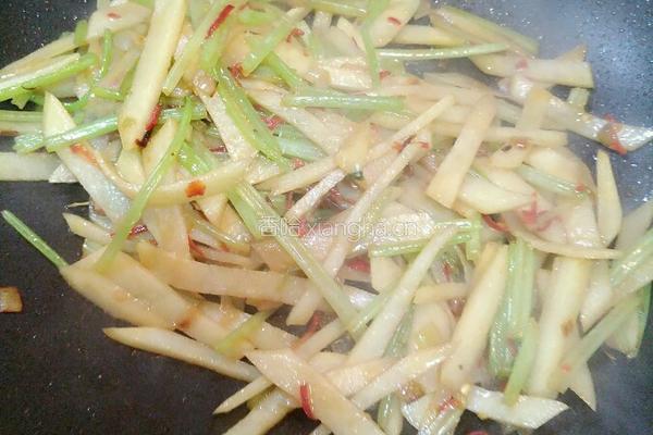 土豆炒小芹的做法图解6