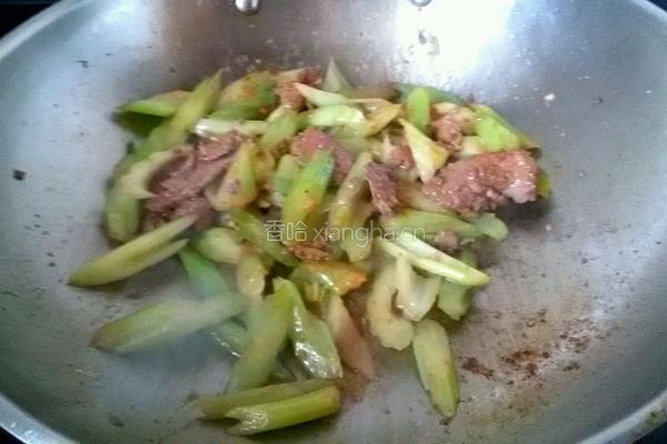 孜然牛肉炒西芹的做法图解9