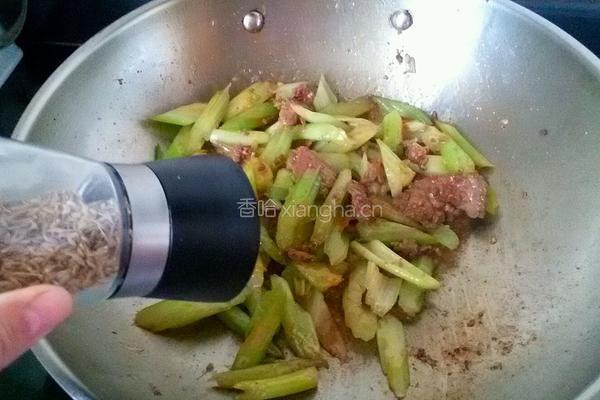 孜然牛肉炒西芹的做法图解10