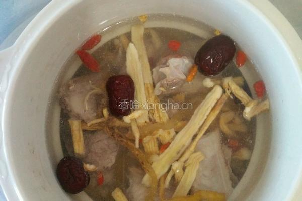 药材炖排骨汤的做法图解3