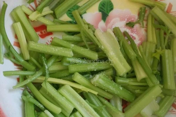 清炒芹菜的做法图解1