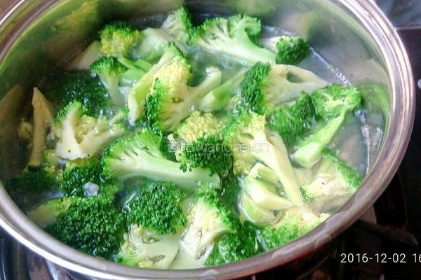西兰花莲藕炒肉片的做法图解3