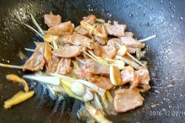西兰花莲藕炒肉片的做法图解7