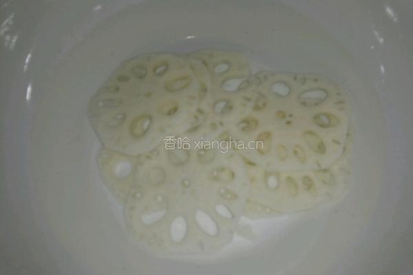 甘蓝莲藕片的做法图解1