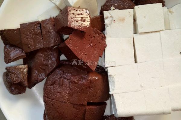 猪血豆腐汤的做法图解1