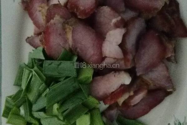 青蒜炒（瘦）腊肉的做法图解1