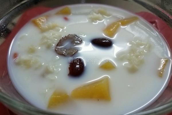 木瓜雪耳牛奶炖的做法图解1