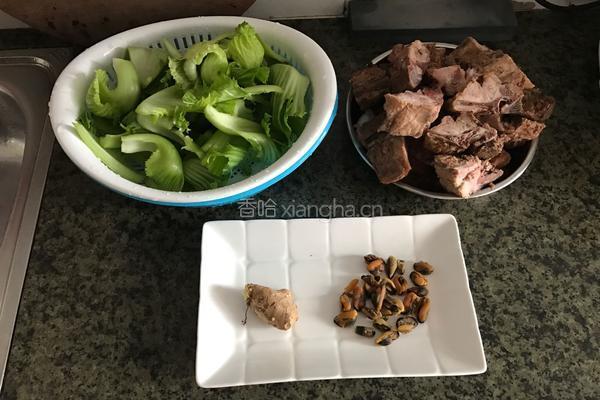 烧猪骨淡菜芥菜粥的做法图解1