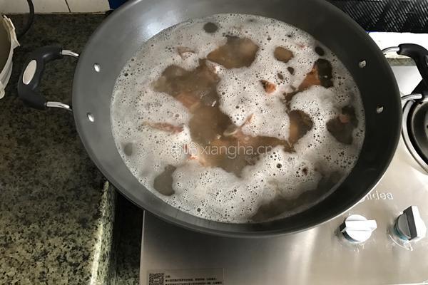 烧猪骨淡菜芥菜粥的做法图解3