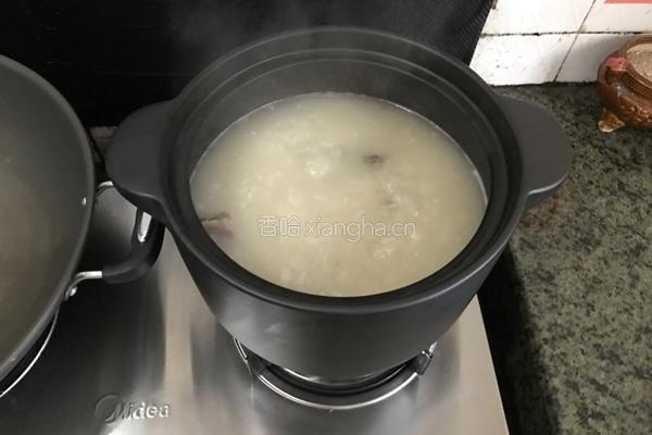 烧猪骨淡菜芥菜粥的做法图解7