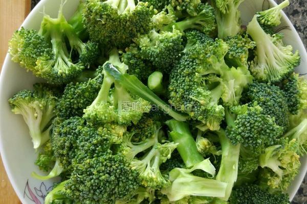 凉拌三色爽口西兰花的做法图解1