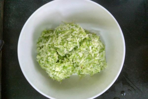 西葫芦鸡蛋水饺的做法图解5