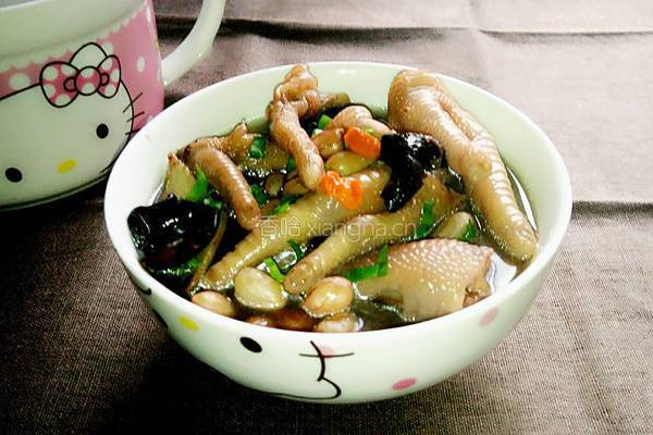 花生木耳炖鸡爪的做法图解11