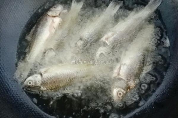 酥闷小鲫鱼的做法图解2
