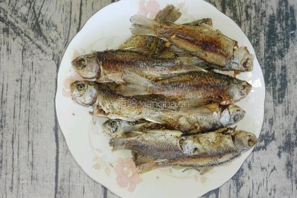 酥闷小鲫鱼的做法图解3