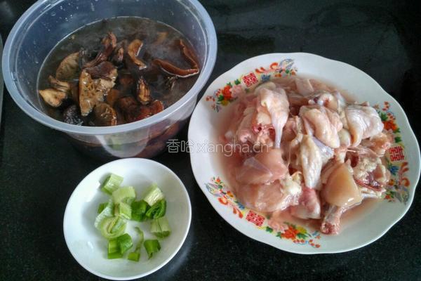榛蘑炖鸡腿的做法图解2