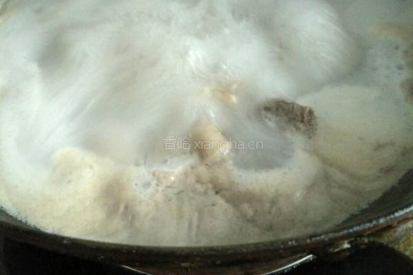 榛蘑炖鸡腿的做法图解3