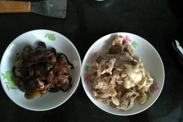 榛蘑炖鸡腿的做法图解5
