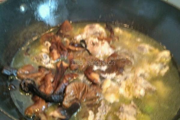 榛蘑炖鸡腿的做法图解11