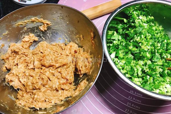 青菜猪肉煎饺的做法图解1