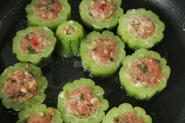 煎酿苦瓜辣椒的做法图解4