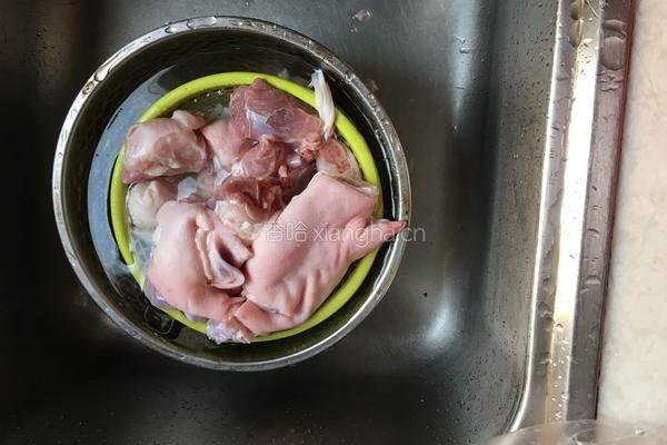 红烧猪蹄的做法图解1