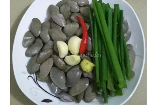 香葱炒花甲的做法图解1