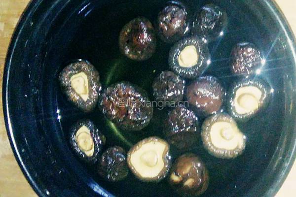 香菇蒸鸡翅根的做法图解4