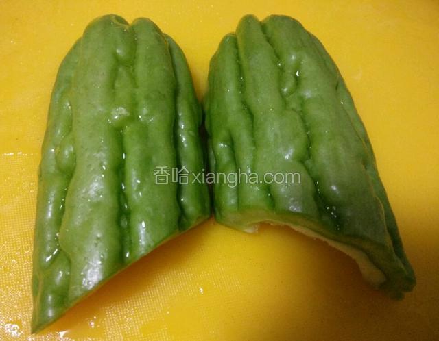 苦瓜半条洗干净，去瓤