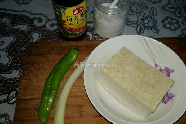 蚝油大葱烧豆腐的做法图解1