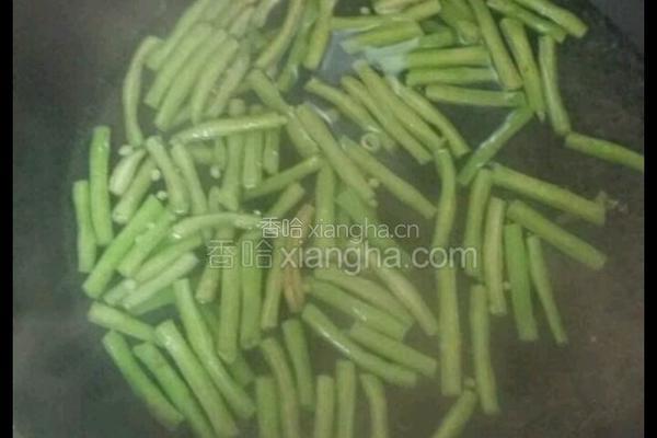 蒜末豇豆的做法图解1