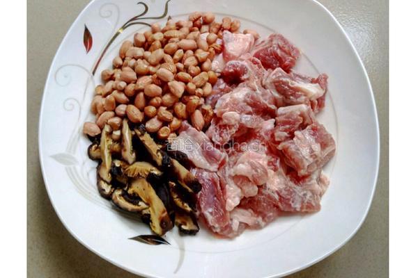 排骨花生营养粥的做法图解1