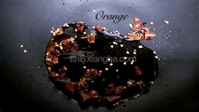 再把酱油，白醋，白糖加入锅中，一直都是小火 （如果怕辣椒糊，辣椒加完就关火，等酱油白醋，白糖加入后再开小火）白糖化开马上关火