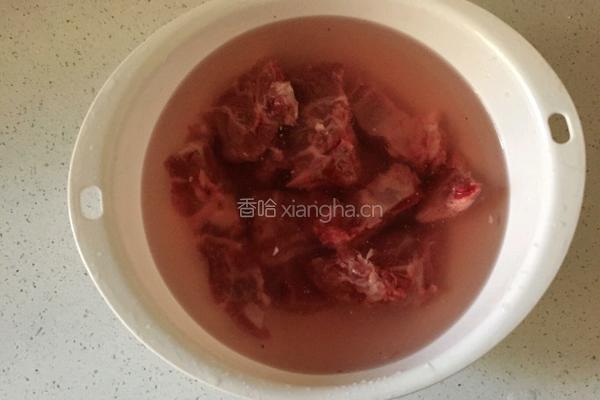 白萝卜炖排骨的做法图解1