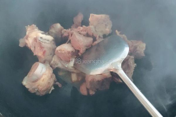 枸杞排骨炖海带结的做法图解2