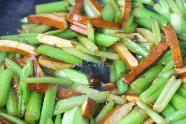 芹菜炒香干的做法图解9