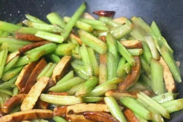 芹菜炒香干的做法图解10