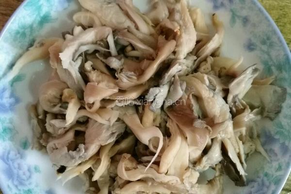 椒盐蘑菇的做法图解1