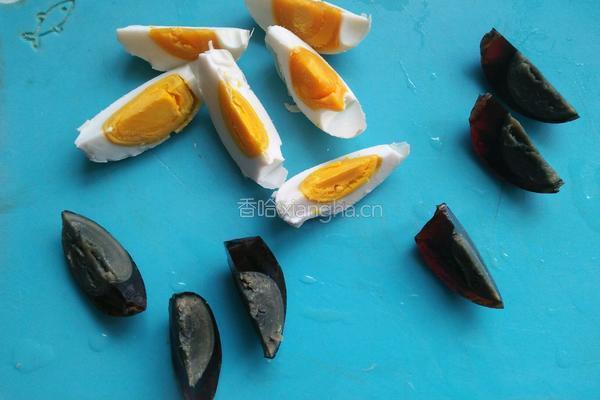 香菜拌双蛋的做法图解2
