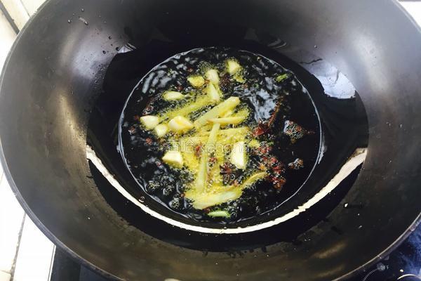小鸡炖蘑菇的做法图解3