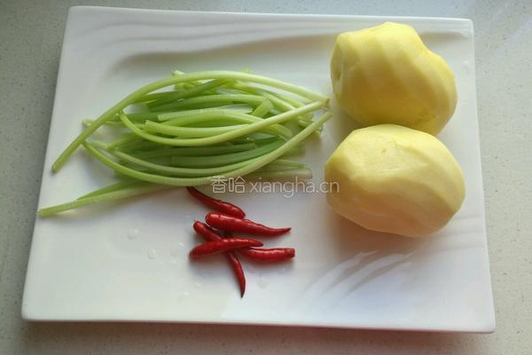 小芹菜炒土豆丝的做法图解1