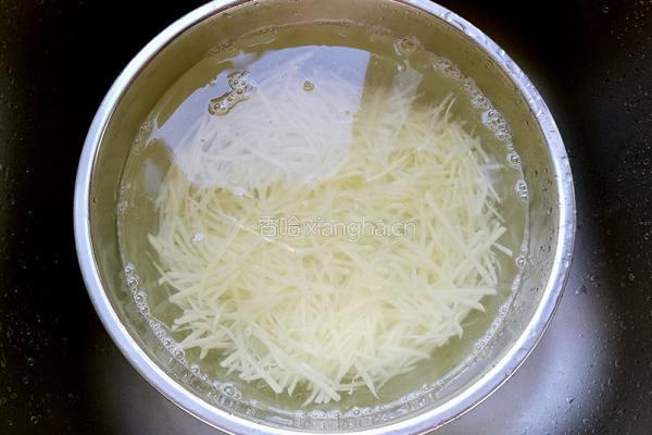小芹菜炒土豆丝的做法图解3