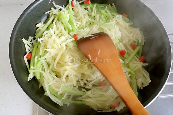 小芹菜炒土豆丝的做法图解8