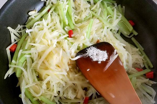 小芹菜炒土豆丝的做法图解9