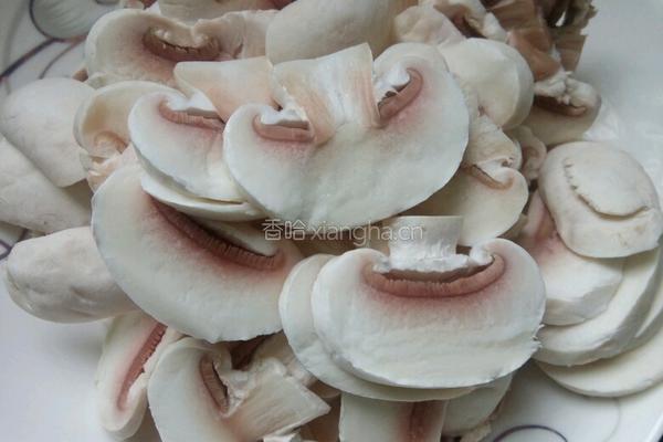 口蘑扒菠菜的做法图解5