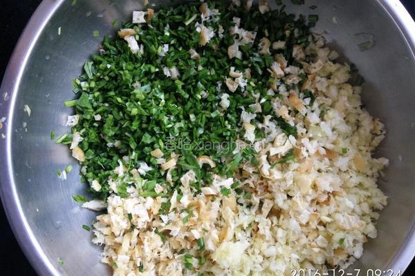 韭菜鸡蛋木耳饺子的做法图解1