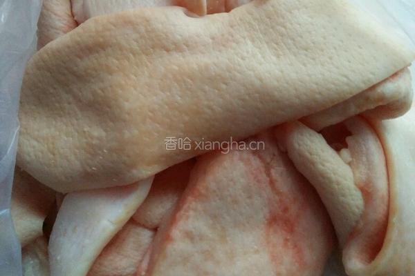 肉皮冻的做法图解1