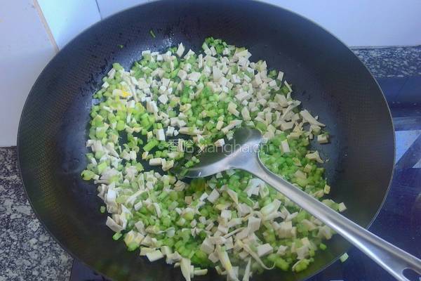 芹菜豆干包子的做法图解2