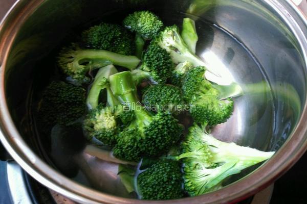 西兰花炒肉片的做法图解5