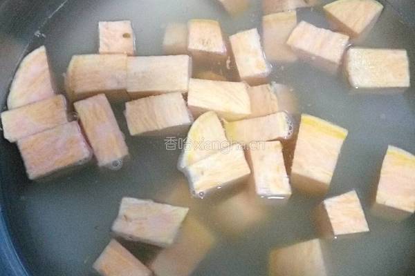 玉米渣红薯粥的做法图解2